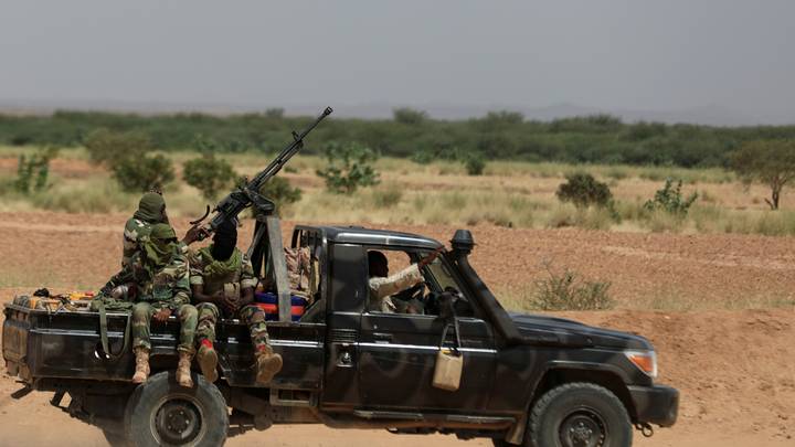 Opération réussie au #Niger 🇳🇪 ! L'armée a neutralisé 14 terroristes à Sabongari-Takoussa, région de Tillabéry, après une tentative de vol de bétail. Tragiquement, un civil a perdu la vie lors de l'attaque. #Sécurité #Tillabéry