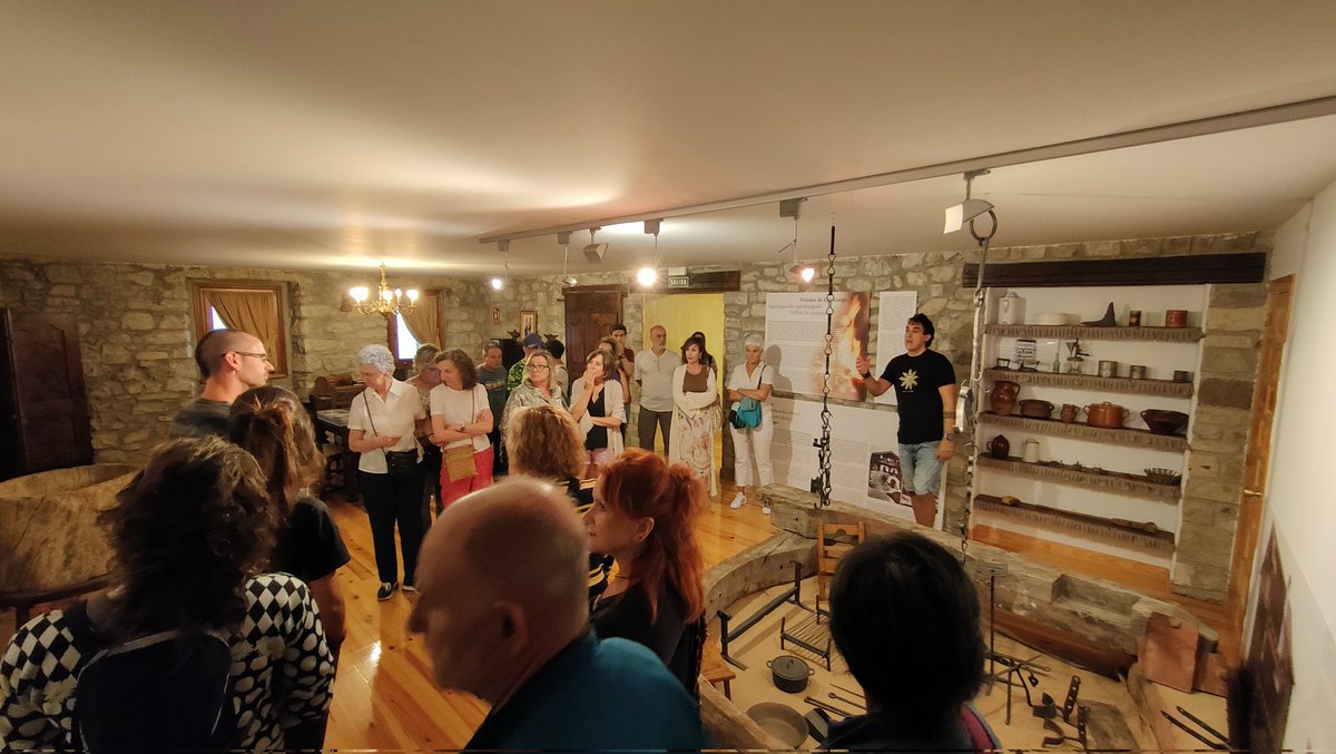 Desafío Overtrails Las Golondrinas Valle de Roncal Actividades del sábado. Quesería Ekia, charlas y documental, visita a la Casa de la Memoria de Isaba y degustación de queso D.O. Roncal