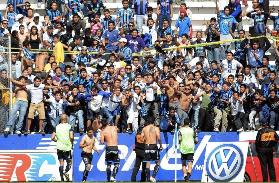 LO MÁS GRANDE DE GALLOS BLANCOS
 ES TODA SU GENTE 🔵⚫️

Estadio Cuauhtémoc 11/nov/2012 

#Querétaro #GallosBlancos #QFC