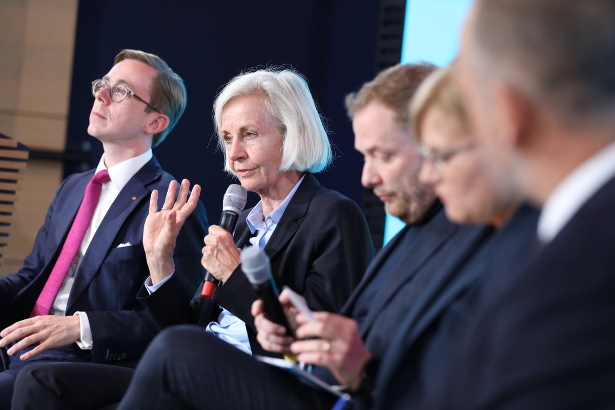 KASonline's tweet photo. @philipp__amthor, @MuenchUrsula, Nadine Lindner @ostwestkonflikt und
Dr. Philipp Birkenmaier (Bundesgeschäftsführer @CDU) diskutierten über die aktuelle Bewegung im 🇩🇪 Parteiensystem. Bürgerdialoge seien entscheidend, wenn es darum geht, ins Gespräch zu kommen! #TagDerKAS https://t.co/WDPbcPDarv