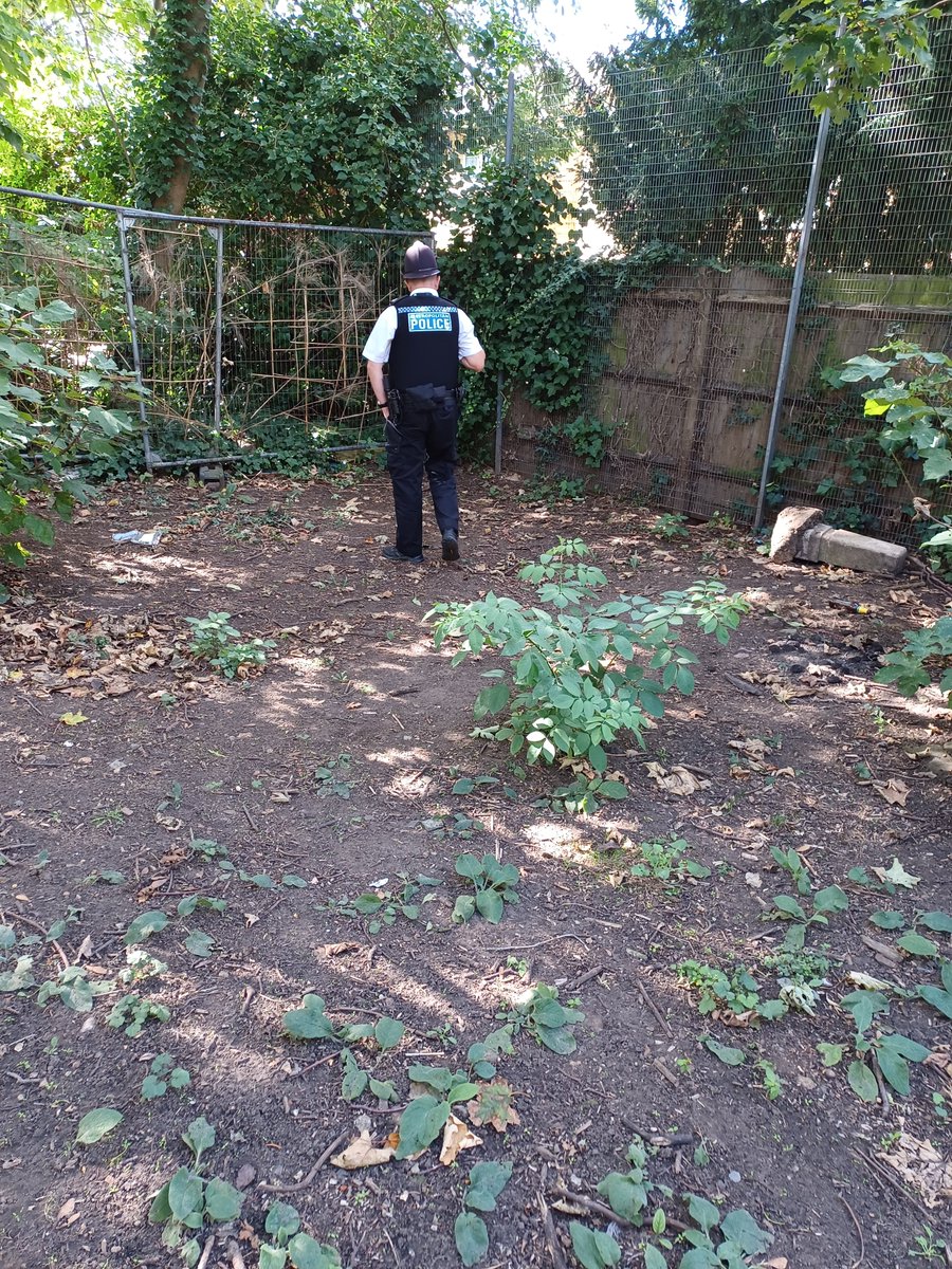Goose Green Police (@mpsgoosegreen) on Twitter photo Goose Green Neighbourhood Policing Team were out and about on the ward earlier carrying weapon sweeps and hi-vis patrol in the hotspot areas for robbery. Goose Green Neighbourhood Policing Team were out and about on the ward earlier carrying weapon sweeps and hi-vis patrol in the hotspot areas for robbery.