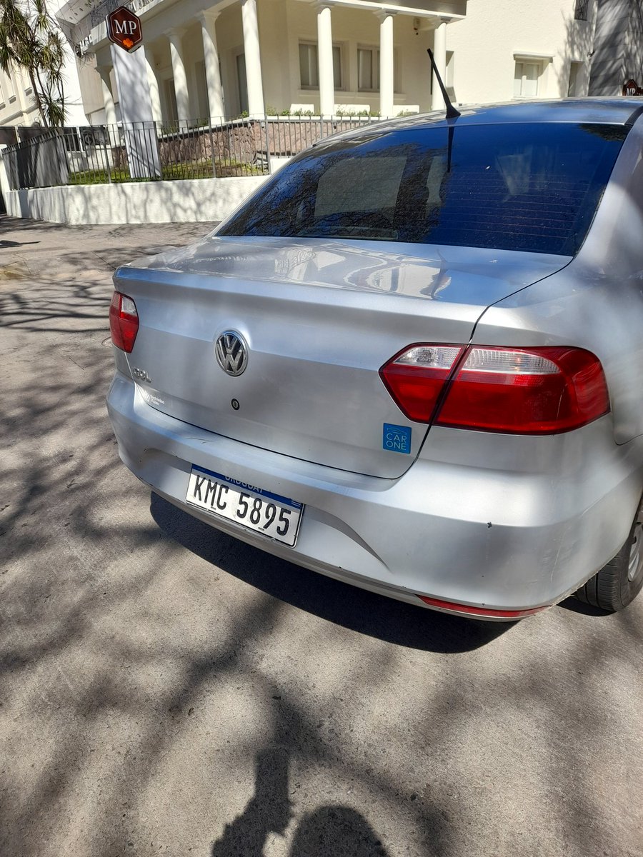 Chickenlitlemam's tweet photo. Eso no se hace...obstruyendo la bajada para sillas de ruedas e impidiendo a los coches y buses doblar hacia Nardone. https://t.co/CjUorKsBOJ