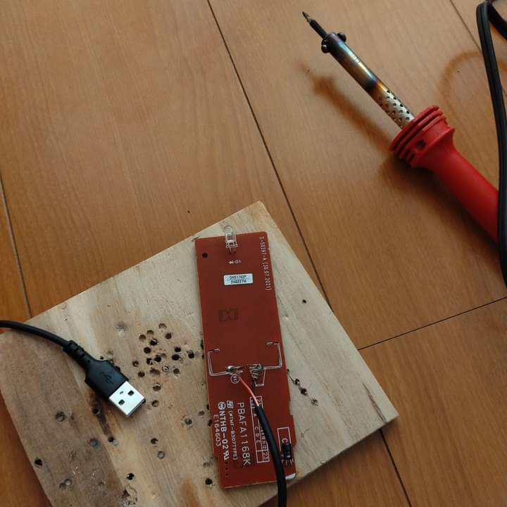 balius2480's tweet photo. 車に取り付けたBDプレーヤー、本体は電源、トレイ開閉ボタンしかなく、リモコンがないと操作できない…　青空駐車の車内は高温になるので、リモコンを車内に置いたままにすると電池が液漏れして故障する可能性があるので、電池式からUSB式にする為、分解、ケーブルをハンダ付けしてみた。
#車
#ZRV https://t.co/4m8iqwwqnZ