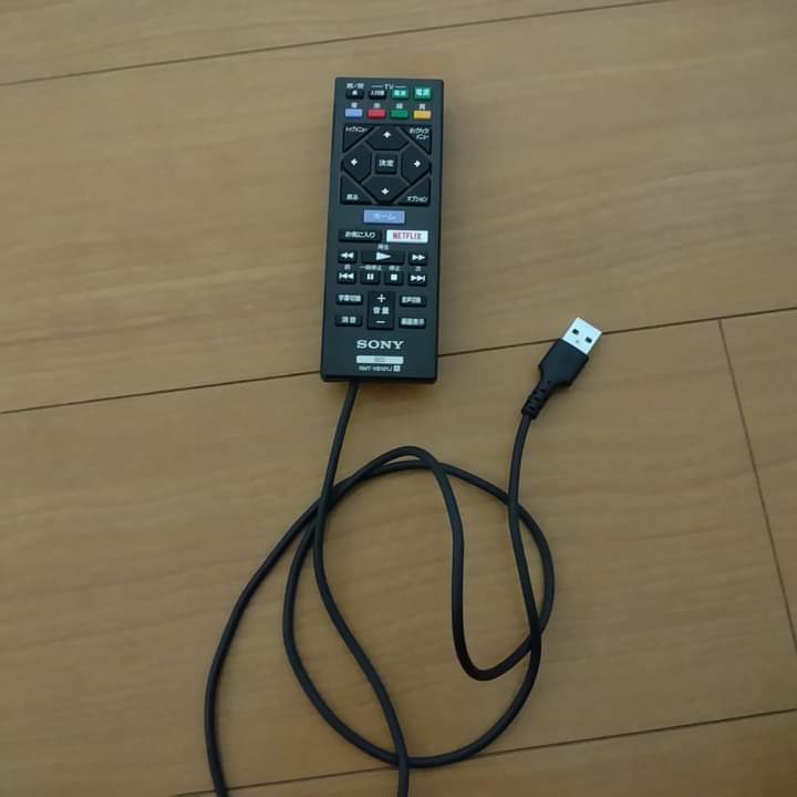 balius2480's tweet photo. 車に取り付けたBDプレーヤー、本体は電源、トレイ開閉ボタンしかなく、リモコンがないと操作できない…　青空駐車の車内は高温になるので、リモコンを車内に置いたままにすると電池が液漏れして故障する可能性があるので、電池式からUSB式にする為、分解、ケーブルをハンダ付けしてみた。
#車
#ZRV https://t.co/4m8iqwwqnZ