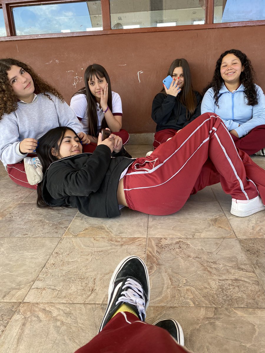 Chinacejas_'s tweet photo. tomar solcito con las chicas🔝💕💖🩷💗💓💝 https://t.co/n2jrX16WxU