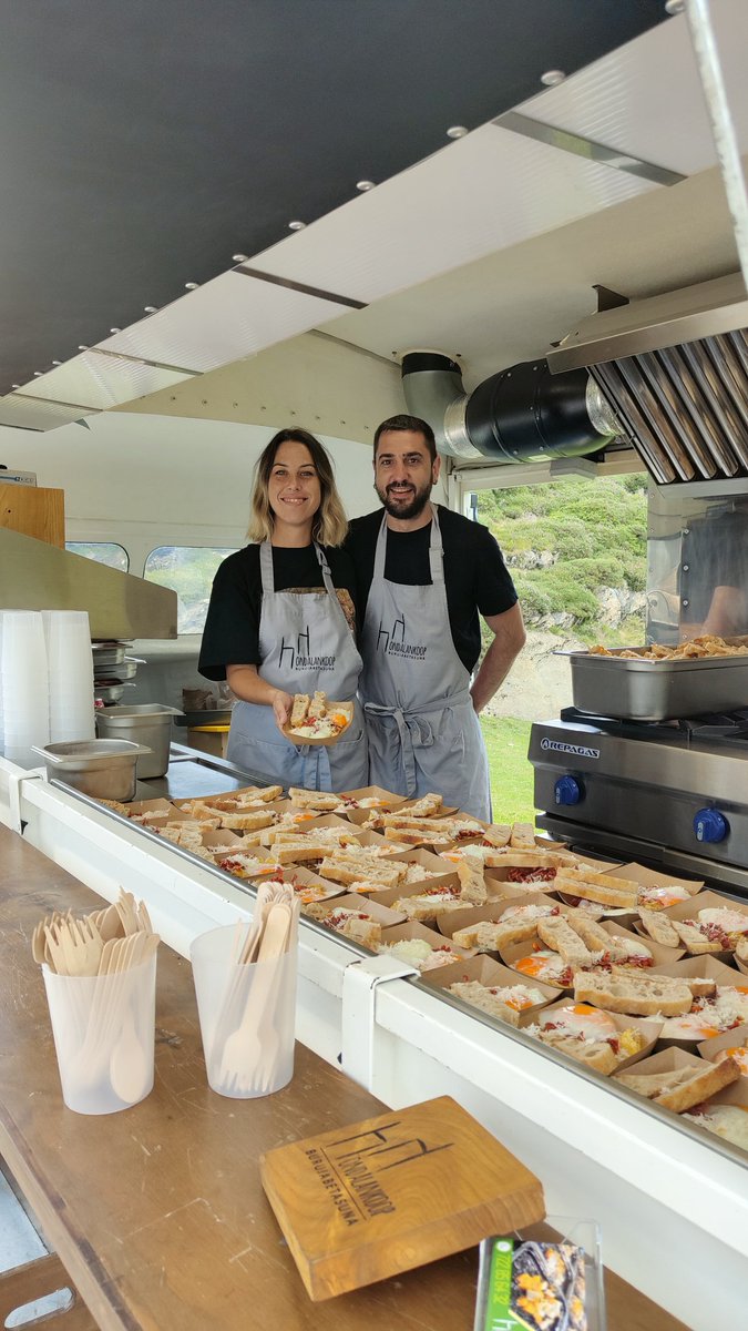 Domingo por la mañana Marcha. Aunque las tormentas nos habían dado un respiro durante las horas de la Marcha, el suelo embarrado hizo q tuviéramos más hambre para degustar la fabulosa comida de Reyno Gourmet