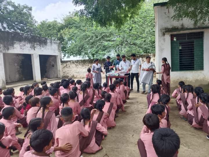 amankiprofile's tweet photo. फरीदनगर सेवा संस्था द्वारा जुनियर हाई से. स्कूल फरीदनगर में छात्र छात्राओं को ज्योमेट्री बॉक्स व खाने की चीज़े डोनेट किया गया। संस्था इसी प्रकार ग्रामीण क्षेत्रों में लगातार कार्य कर रही हैं।
आप भी संस्था के बार कोड को स्कैन करे और इसमें हिस्सा जरूर ले। https://t.co/RBaAGEQpG2