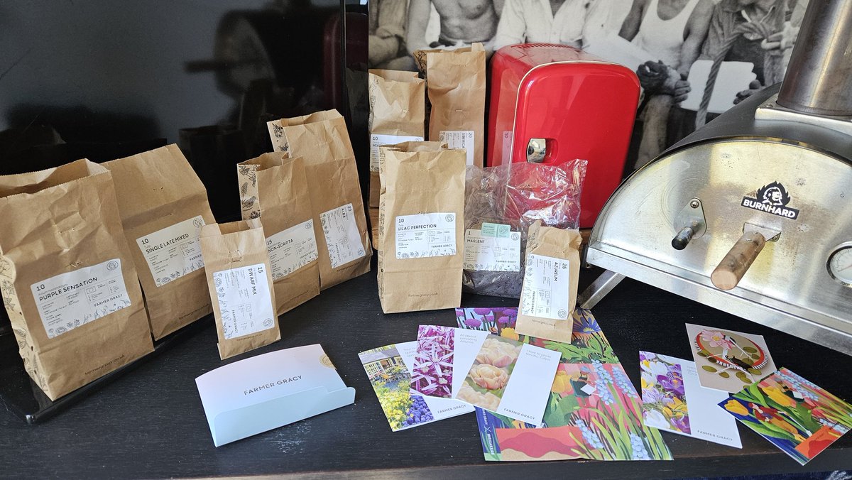 Might have gotten *slightly* carried away when ordering bulbs from <a href="/FarmerGracy/">Farmer Gracy</a> but they came in such a lovely package with handy instructions and little cards 👩‍🌾❤️🌷🌹🌻🌸