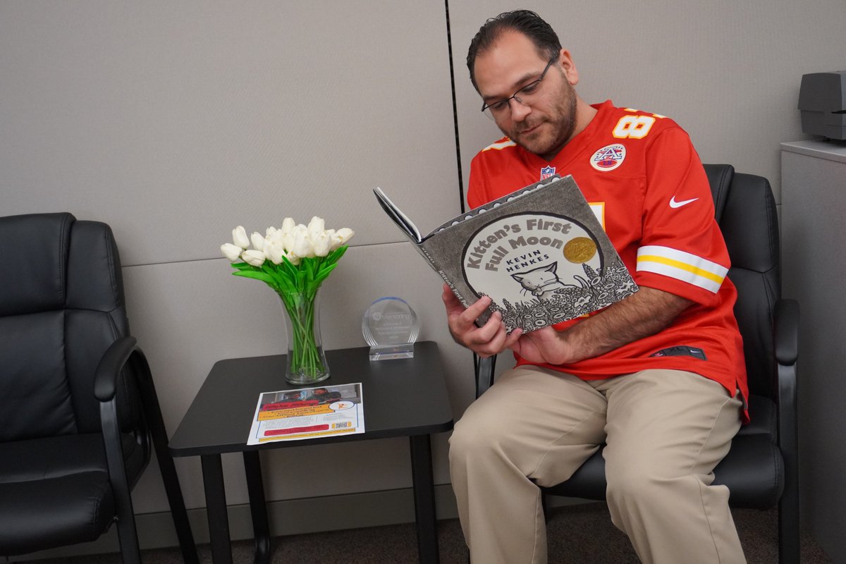 kcpublicschools's tweet photo. This is Nick.
He stops and reads.
He supports the @Chiefs.
Be like Nick.
#KCPSLovesToRead https://t.co/9tZNyvBycK