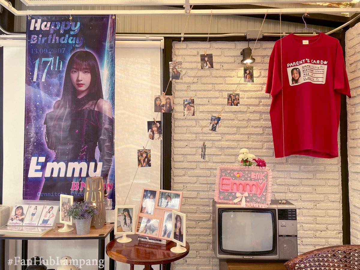 fanhublampang's tweet photo. วันที่ 13กันยายนนี้ เป็นวันเกิดของน้อง 💜🐥Emmy BNK48 💜 🐥
ทาง #FanHubLampang จัด #HappyBirthdayProject 🎂ให้ที่ Long Time Ago HOME CAFE☕️เป็นปีแรกที่ได้จัดให้เลย😊 จัดเป็น MiniProjectในโซนห้องกระจก 🫶🏻 เพื่อเป็นการฉลองวันเกิดปีที่17ให้กับน้องเอ็มมี่ครับผม🙂 https://t.co/Jy0RRKHM9X