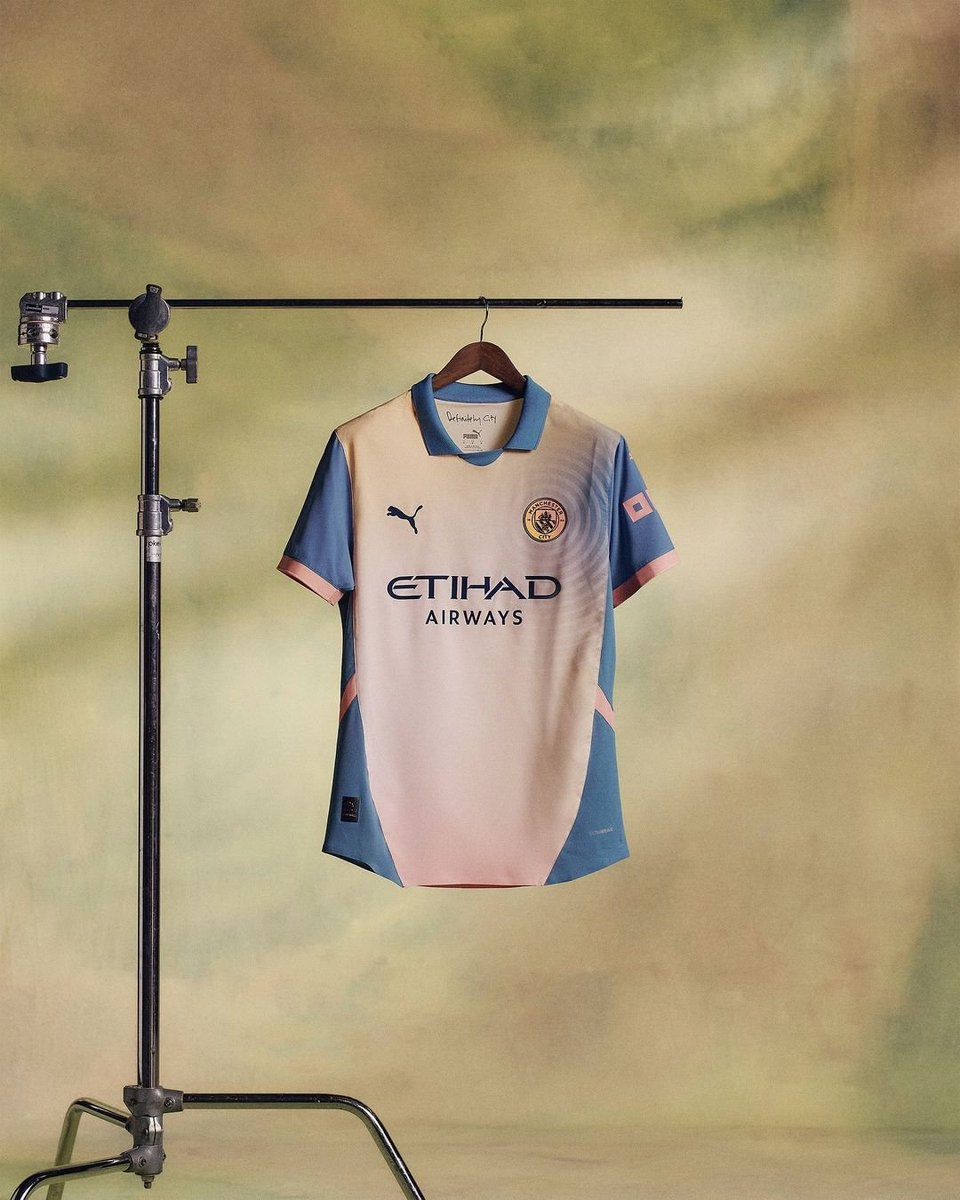 VSportsTM's tweet photo. Manchester City 🏴󠁧󠁢󠁥󠁮󠁧󠁿🟦 lanzó una camiseta alternativa inspirada en Definitely Maybe, emblemático disco de Oasis que cumple 30 años ¿Más? Sí, fue diseñada por el propio Noel Gallagher. Belleza. https://t.co/ymisNdrZ8k