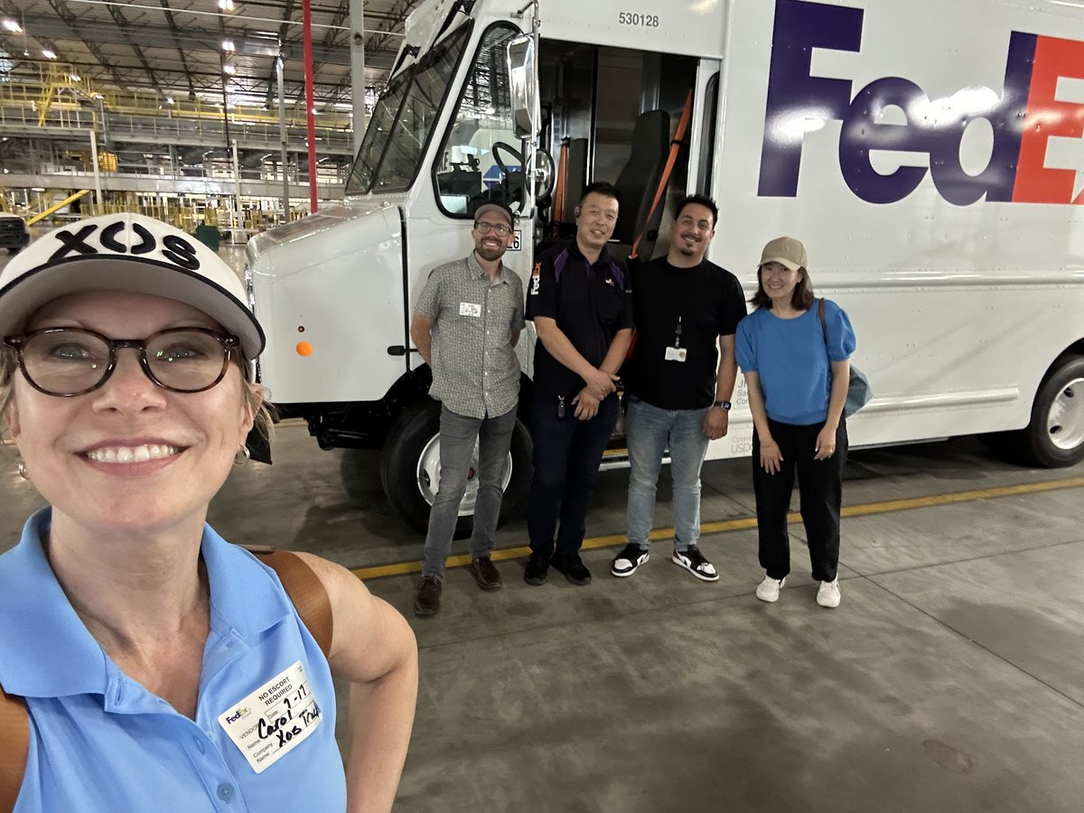 DakotaSemler's tweet image. Another happy customer thanks to one of the stellar Xos BD team members Carol!!  #evs #commercialev #fleets #comvec $xos