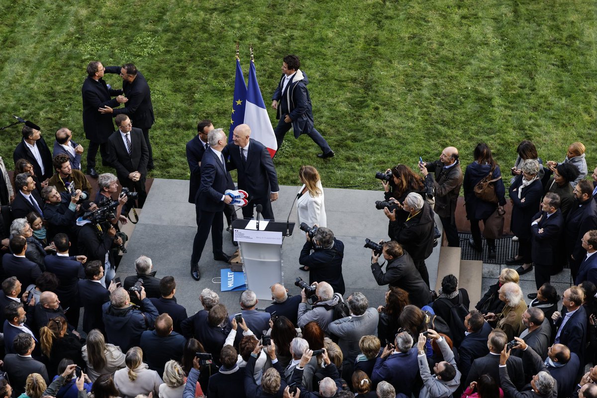 Roland Lescure (@rolandlescure) on Twitter photo Merci <a href="/BrunoLeMaire/">Bruno Le Maire</a> pour ces sept derniĂšres annĂ©es durant lesquelles nous avons ĆuvrĂ© ensemble Ă la reindustrialisation de la France.
Ce fut un honneur et un plaisir de travailler à tes cÎtés.
Bonne route ! Merci <a href="/BrunoLeMaire/">Bruno Le Maire</a> pour ces sept derniĂšres annĂ©es durant lesquelles nous avons ĆuvrĂ© ensemble Ă la reindustrialisation de la France.
Ce fut un honneur et un plaisir de travailler à tes cÎtés.
Bonne route !
