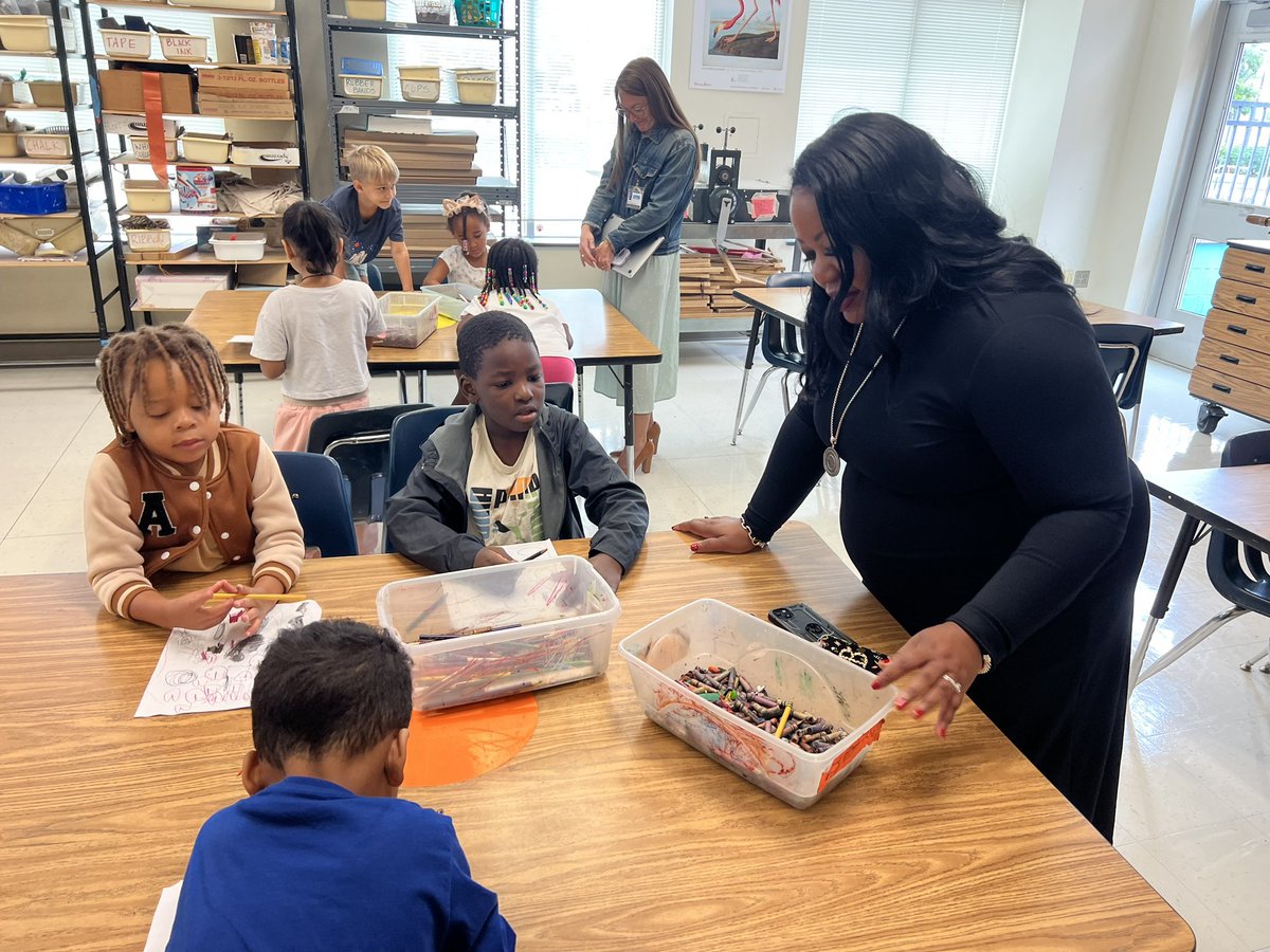 BRichburg78's tweet photo. Honored to have our Deputy Superintendent visit one of the schools in our Performance Area! 😊

Thanks First Ward Elementary School and Principal Young for hosting us. #EndlessPossibilities https://t.co/I7YHhpXyEp