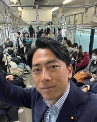 iloveyoulove777's tweet photo. 小泉進次郎、電車内で自撮り❗

この人って、常識無いんですかね❗ https://t.co/bGS6bNE7HI