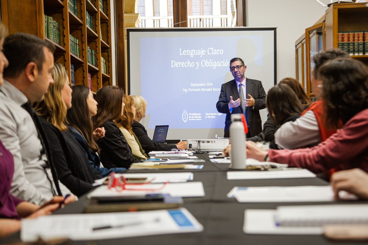 Con el equipo de la Secretaría Legal y Técnica iniciamos el Curso de Redacción en Lenguaje Claro en la Administración Pública Nacional. Seguimos trabajando por un Estado más eficiente.