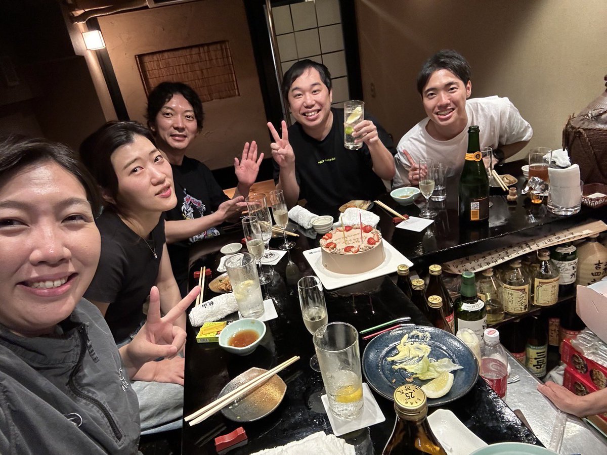 最高のメンバーに誕生日祝ってもらいました
32歳なった瞬間終わるってゲッターズさんに言われてるんでこの帰り道チンチン出して捕まるかもしれないです