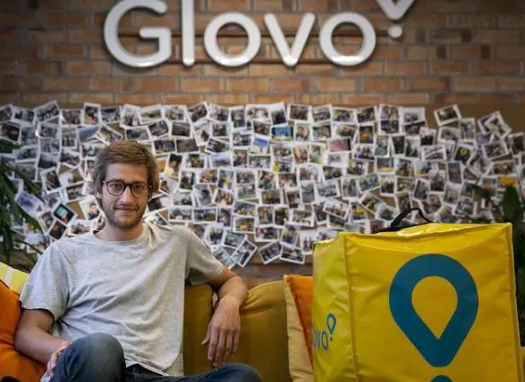 ridersxderechos's tweet photo. El de la foto es Oscar Pierre, fundador de Glovo. 

El Lunes 16 tendrá que declarar en los juzgados de Barcelona acusado por la Fiscalía de un delito contra los derechos de los trabajadores.

Es la primera vez que un directivo de Glovo se enfrenta a una posible pena de prisión. https://t.co/V1w0N9XgBU