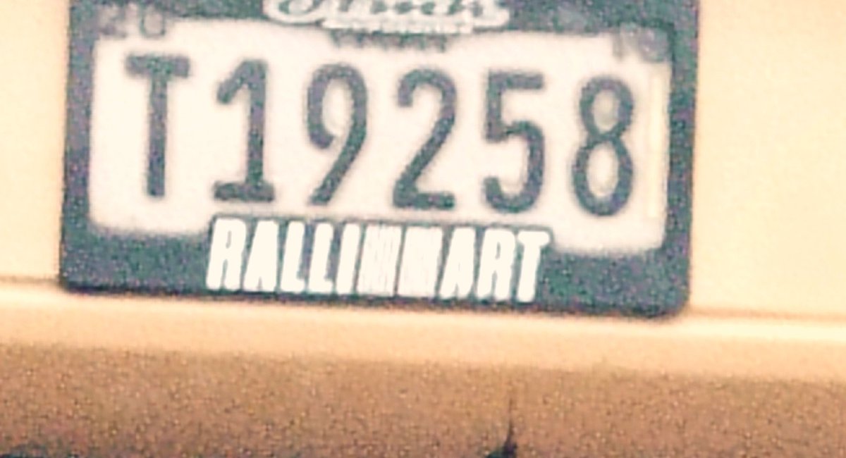 Sobre todo este taxi con placa del 2016 y número #70 jajajakakk