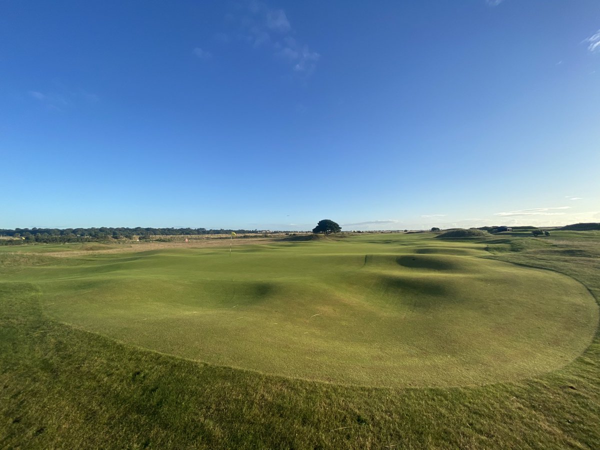 alanhammond_'s tweet photo. Autumnal bliss @Royaldublin1. Love this time of year on the links @dannybur_ @greevyagronomy https://t.co/wYc4wzjbJb