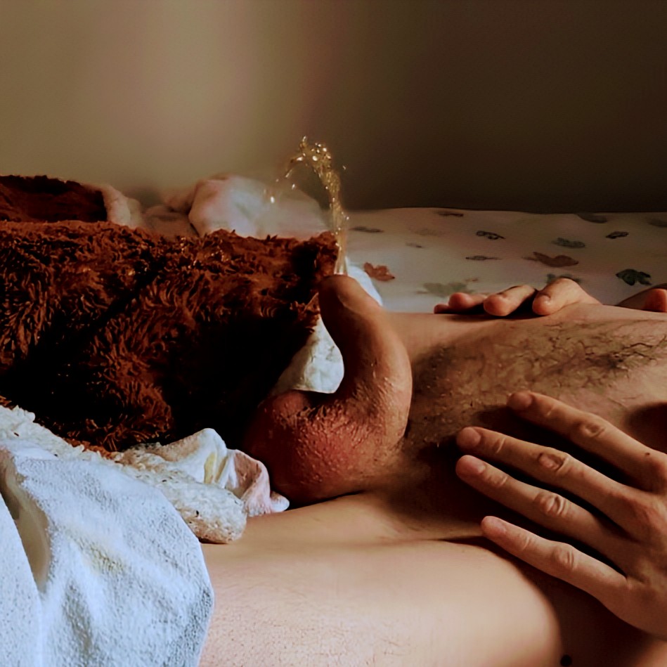 I dropped a new video on my fansly channel, wetting the bed before a little nap 🤭 fans.ly/FrankyPiss