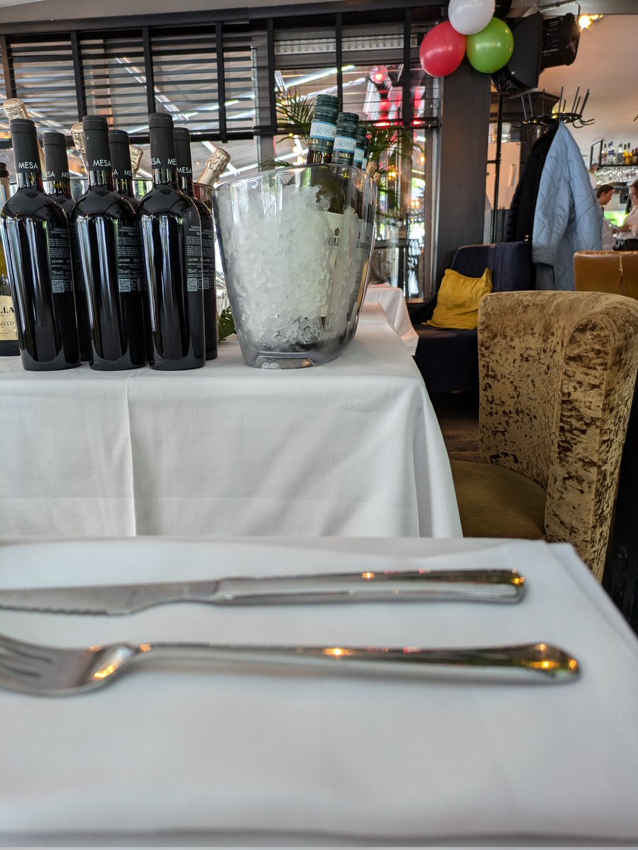 UrvinSanders's tweet photo. Italiaanse avond.... Hapje eten en een hoop wijn gezellig met zoon lief ben erg benieuwd hij is niet echt van de wijn.... https://t.co/ABOmXlw0Xa