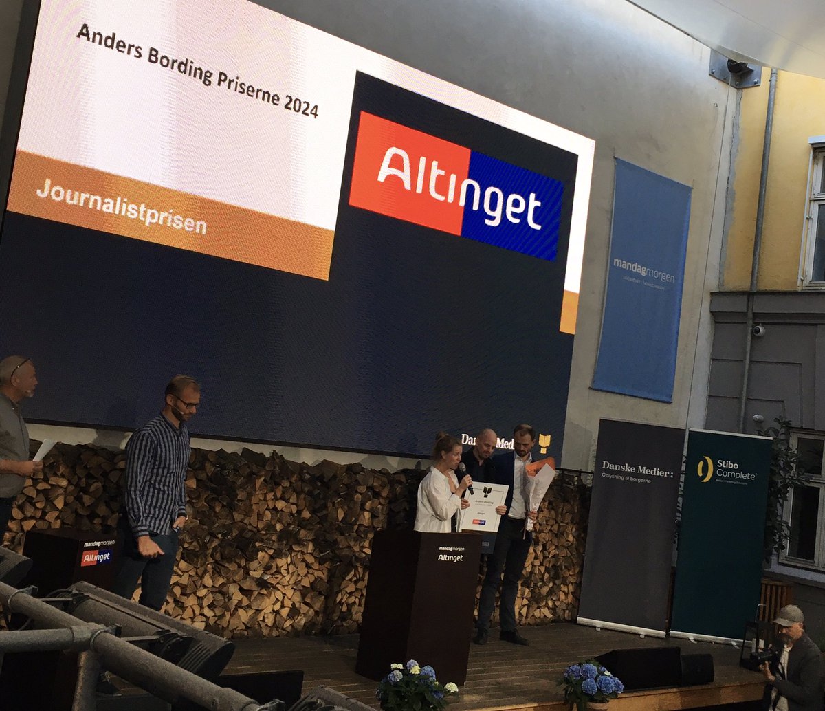 Simon Engell Kjøller (@simonengell) on Twitter photo .<a href="/katloenstrup/">Katrine Falk Lønstrup</a>, <a href="/FrandsenKasper/">Kasper Frandsen</a> og <a href="/AndreasKrogDk/">Andreas Krog</a> får Bordingprisen får afdækningen af Elbit-/Våbensagen. Stort tillykke! .<a href="/katloenstrup/">Katrine Falk Lønstrup</a>, <a href="/FrandsenKasper/">Kasper Frandsen</a> og <a href="/AndreasKrogDk/">Andreas Krog</a> får Bordingprisen får afdækningen af Elbit-/Våbensagen. Stort tillykke!