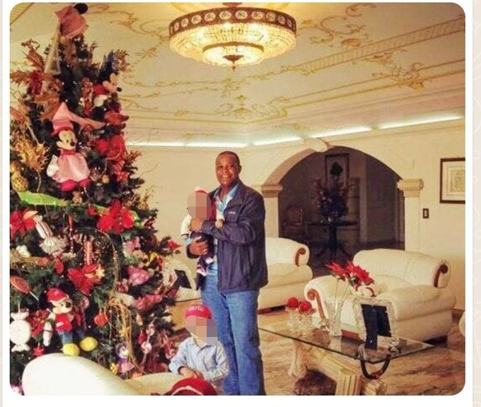 Este es el famoso Suárez Chourios, el "negro" Chourios, militar favorito y compañero de Chávez, mostrándonos su lujoso apartamento en Madrid (ya sabe uno cómo lo adquirió) y que ahora <a href="/jorgerpsuv/">Jorge Rodríguez</a> quiere confiscarle y congelarle. ¿Lo hará o no lo hará? ¿Puro aguaje? ¿Podrá?