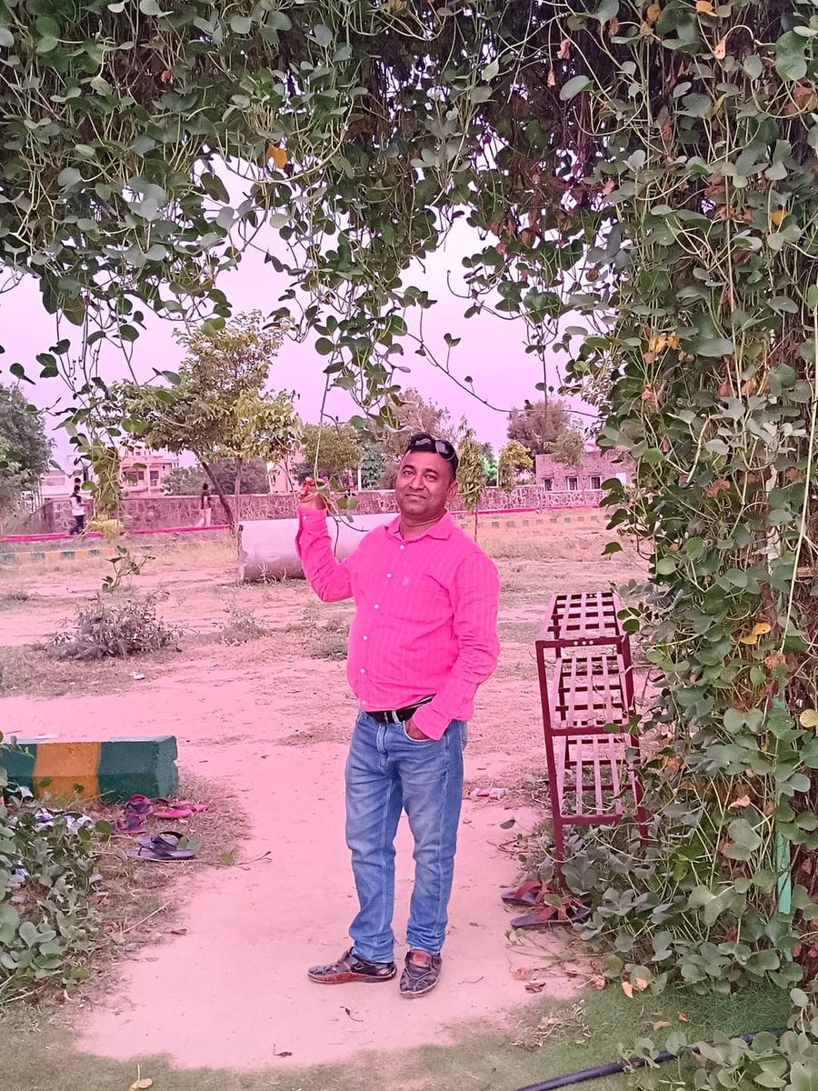 *ये कश्मकश है, कि ज़िंदगी कैसे बसर करें !!*
                    *#साहेब_*
*पैरों को मोड़ कर सोयें!!  या चादर  बड़ी  करें  !!*
🙏🙏🙏🙏🙏🙏