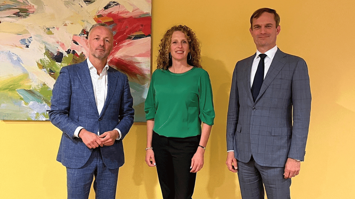 Vandaag hebben <a href="/sannevanoers/">Sanne van Oers</a> en <a href="/JeroenSoeteman/">Jeroen Soeteman</a>, die sinds 1 september jl. gezamenlijk de nieuwe algemeen deken zijn, samen met algemeen secretaris Wouter van Tellingen een prettig kennismakingsgesprek gehad met <a href="/StasvRB/">Teun Struycken</a>  Teun Struycken. 
(1/2)

<a href="/ministerieJenV/">Ministerie van Justitie en Veiligheid</a>