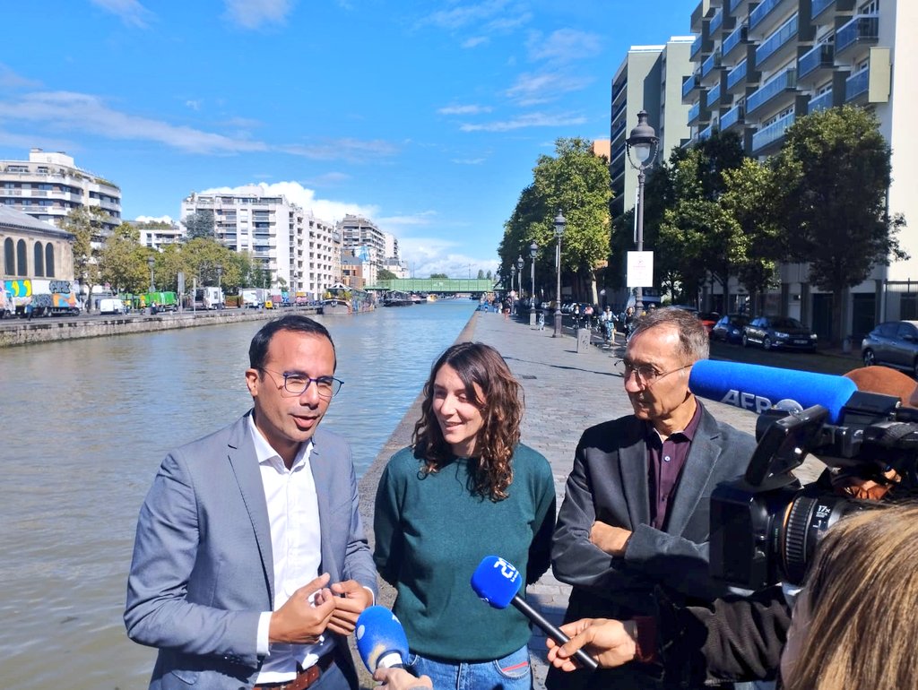 Un rideau de bulles quai de la Marne pour faciliter le nettoyage du canal de l’Ourcq. Présentation à la presse de ce dispositif expérimental qui facilite le ramassage des déchets flottants. Le 19e innove et investit pour faire reculer la pollution plastique !