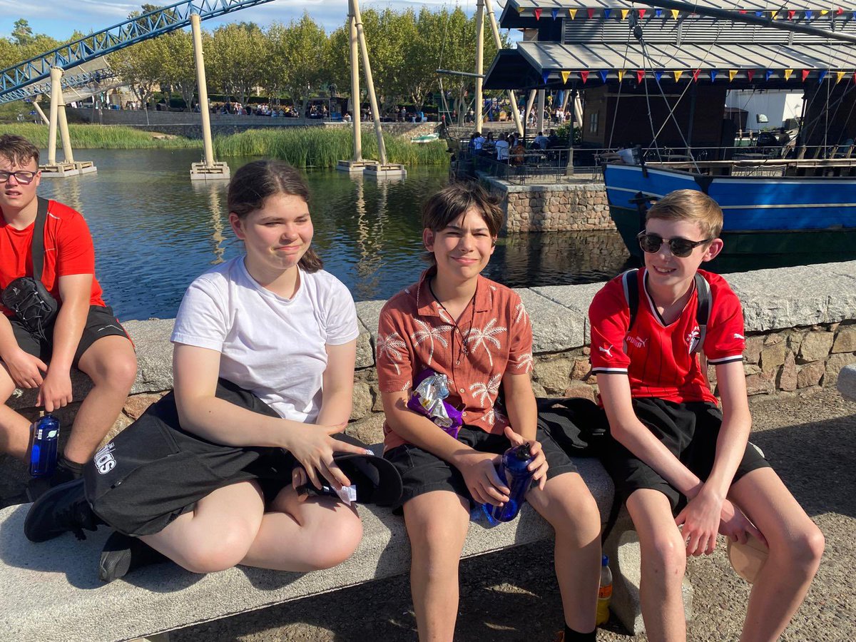 ¡Qué día emocionante! PortAventura we had a great time. Now heading back to Barcelona! <a href="/DLS_StHelens/">DeLaSalleOfficial</a>