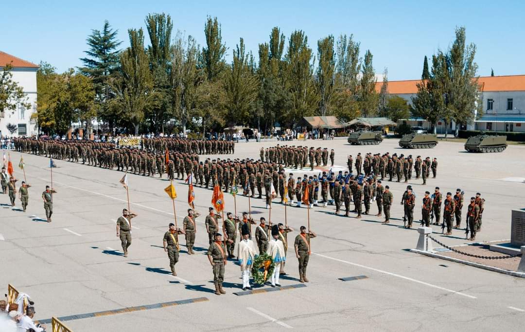 FUTER_ET's tweet photo. El Regimiento "Asturias" 31 celebra su 361º aniversario junto a familiares y amigos, un encuentro especial donde los "cangrejos" pudieron compartir experiencias y mostrar sus capacidades.
!Al enemigo, la espalda jamás!
#ejercitodetierra
#SomostuEjercito #brigadaguadarramaxii https://t.co/FhXiKX42w3