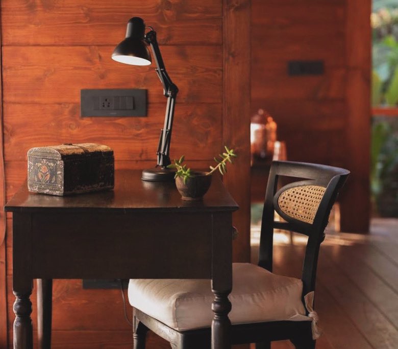 mayaspeak1's tweet photo. The desk, an important reflection of a writers mind
It’s a silent partner in your creative process. It’s where ideas are born, where thoughts are organised, and where the abstract becomes tangible
📍- @CaboSerai
#WritersProcess #WritersCommunity #MayaSpeak https://t.co/J8FDZziooD