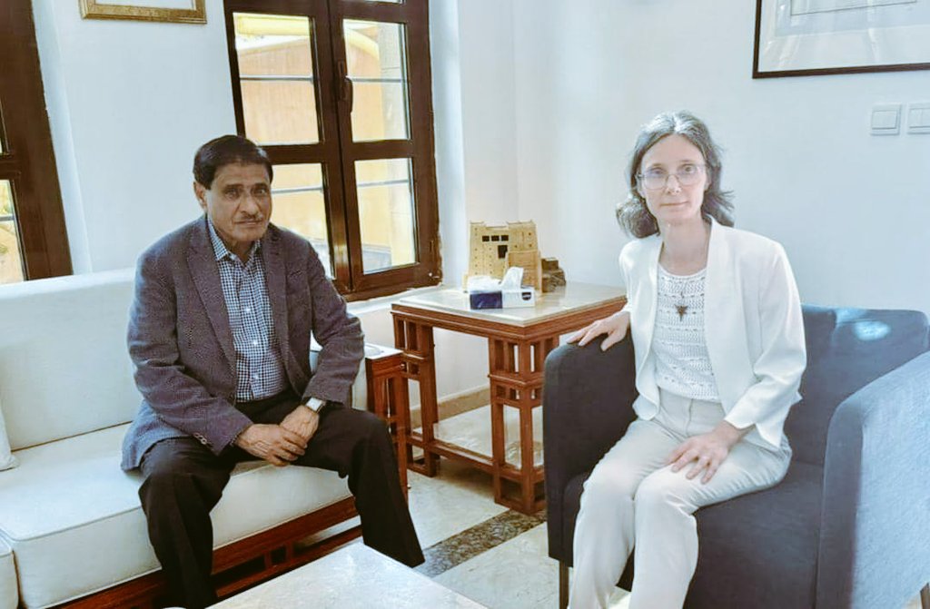 التقيت، اليوم في العاصمة السعودية الرياض، بسفيرة جمهورية فرنسا لدى اليمن كاترين قرم كمون.
بحث اللقاء سبل تعزيز التعاون المشترك بين اليمن وفرنسا، مع التركيز على المساعدات الإنسانية للتخفيف من معاناة الشعب اليمني في هذه الظروف الصعبة.

كما تم مناقشة تطورات الأوضاع على الساحتين