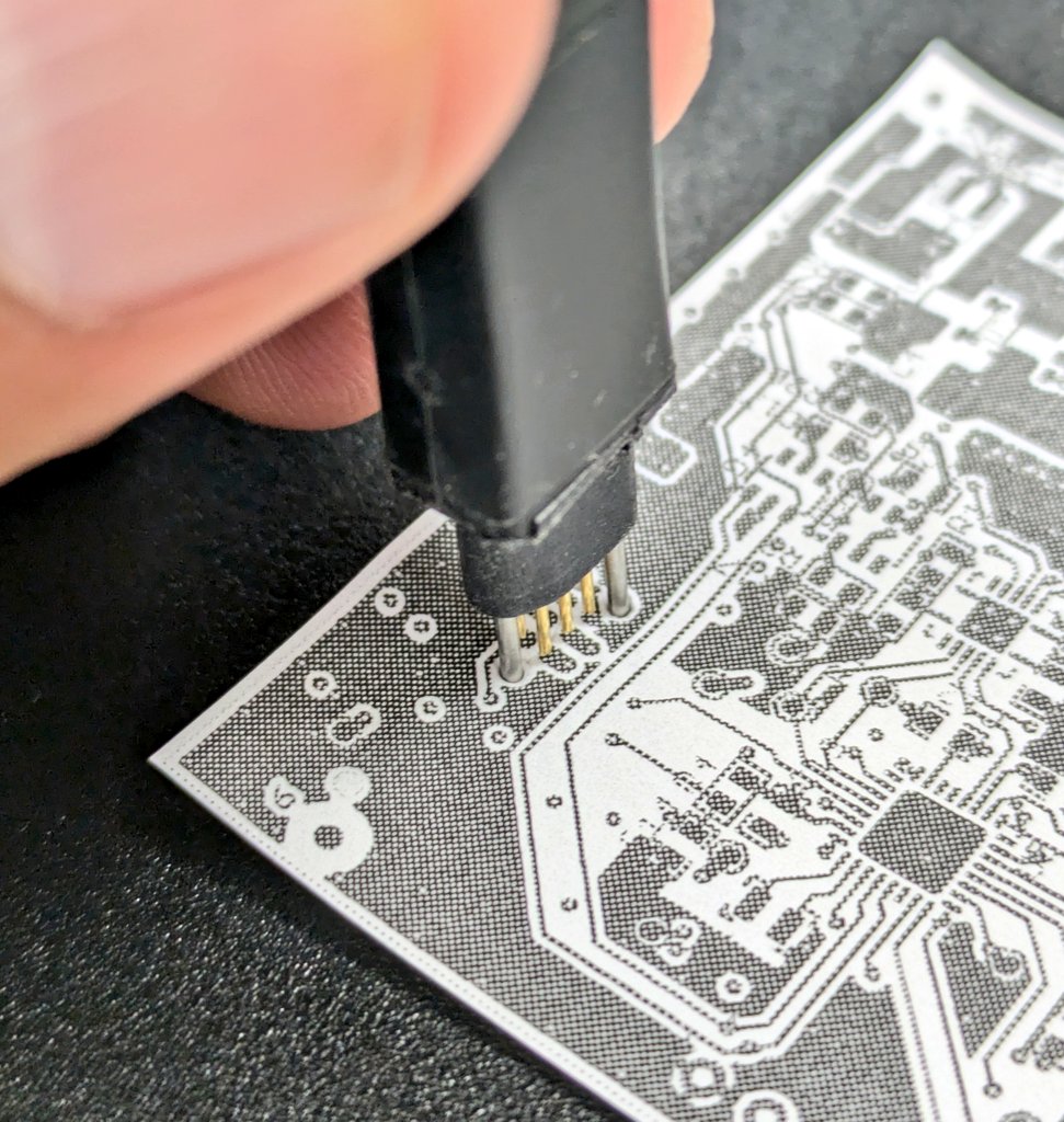 IObrizio's tweet image. This is a &quot;printed&quot; circuit board.

Testing on paper.
