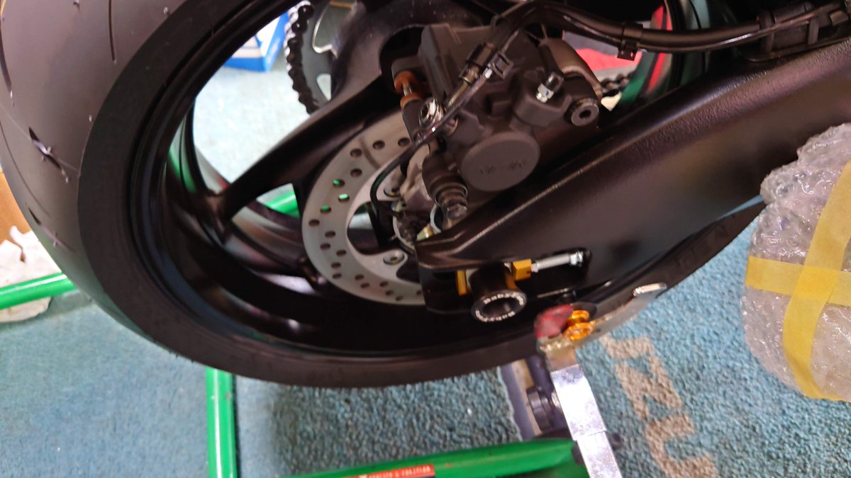 sbscampus's tweet photo. #GSXS1000RQM4
#BabyFace
#アクスルプロテクター
タイヤの脱着に超便利～👌 https://t.co/Hj5gS576Ea
