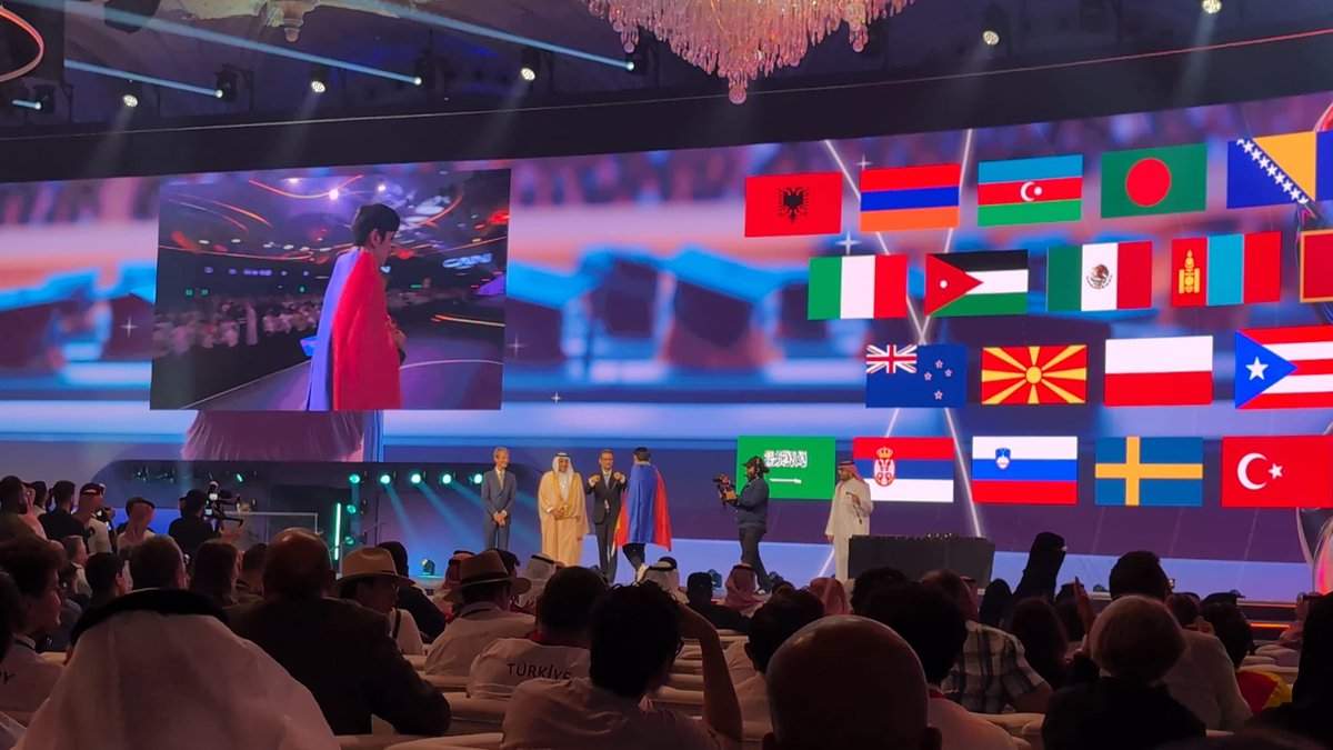 Хиймэл оюуны олон улсын олимпиадаас Монгол Улсын баг 1 алт, 1 хүрэл медаль хүртлээ. Бахдам сайхан амжилт үзүүлсэн сурагчид, бэлтгэн дасгалжуулсан багш нар, дэмжин тусалсан бүх хүмүүст талархал илэрхийлье.
Олимпиадын медальтнууд улам олон төрөн гарах болтугай!