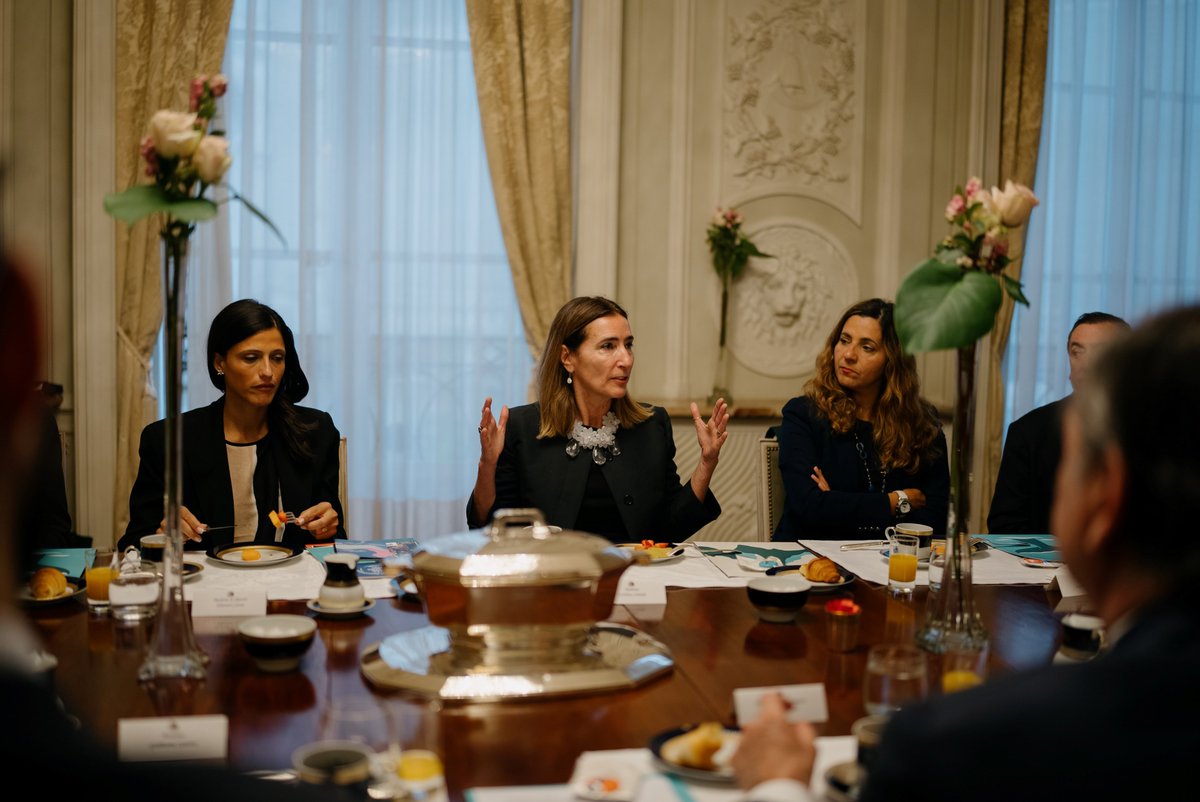 En Emb de Chile tuvo lugar encuentro en el que <a href="/FondoNaturaleza/">Fondo Naturaleza Chile</a>  presentó su tbjo de movilización de financiamiento para conservación. Instancia fue liderada x  Emb <a href="/Rfernandezdaza/">Raul Fernandez</a> y <a href="/CarolaSchmidtZ/">Carolina Schmidt</a>  ,  contando c/ presencia de Lidia Brito SDG CsNs <a href="/UNESCO/">UNESCO 🏛️ #Education #Sciences #Culture 🇺🇳</a> , dip <a href="/CaroitEleonore/">Eleonore Caroit</a>