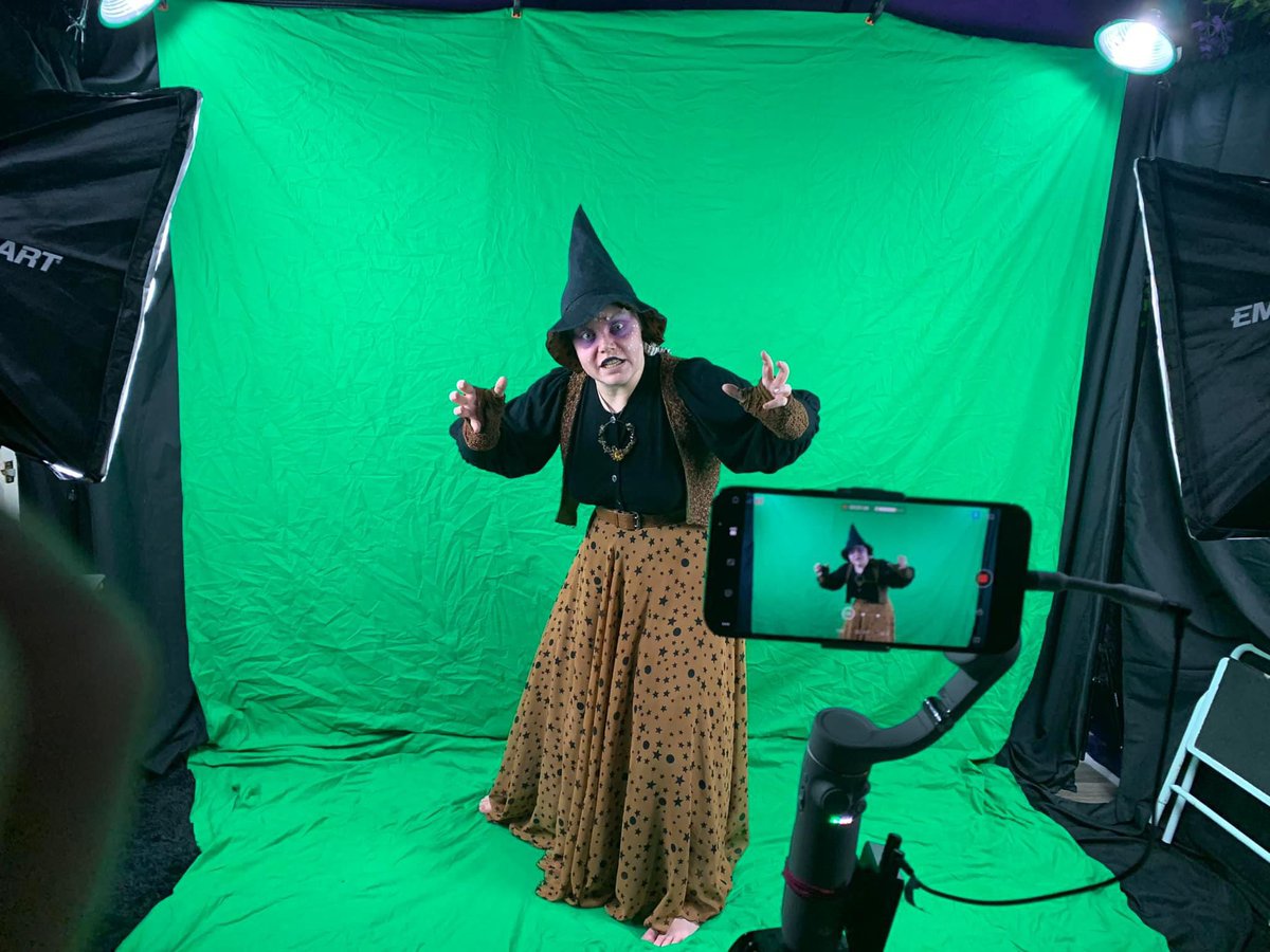 TLDR: The Lounge on @KateNyxTV is on an indefinite hiatus. It’s been an incredible experience and I’m grateful for almost every second of it, but it’s time to move on. 🧵