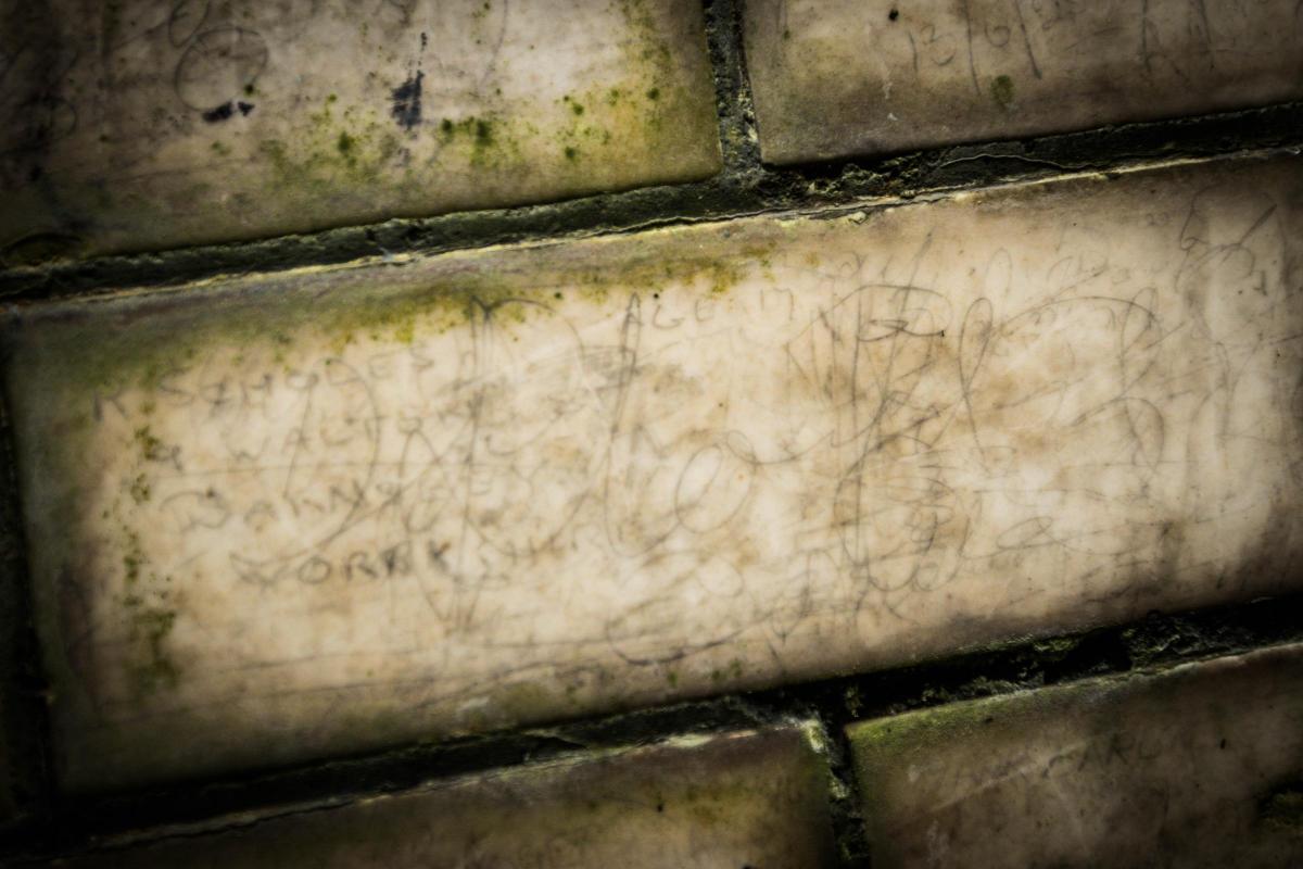 ExploreMyWay's tweet photo. | First World War soldiers' scribbling's 🏴󠁧󠁢󠁷󠁬󠁳󠁿 |

The notes, written on the bricks under the bridge close to Berwyn Station in Llangollen, were discovered in 2007 and are thought to have been written by soldiers as they waited to be taken to Flanders

One soldier, Alfred James Candy, wrote of the hope of seeing his unborn baby upon his return. But a checking of Llangollen's War Memorial would show that he never got the chance, as he was killed in action during World War One.

#WW1 #explore #history #llangollen #wrexham #war