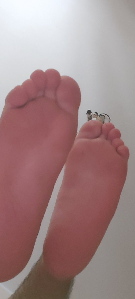 Ti piacerebbe vedere questi meravigliosi 43 da questo punto to di vista troia.
Perché non te la guadagni la visuale inziando a fare il tuo dovere da cagna€€€🤑🤑
#piedi #feet #italian #master #cashmaster #findom #fag #cashfag