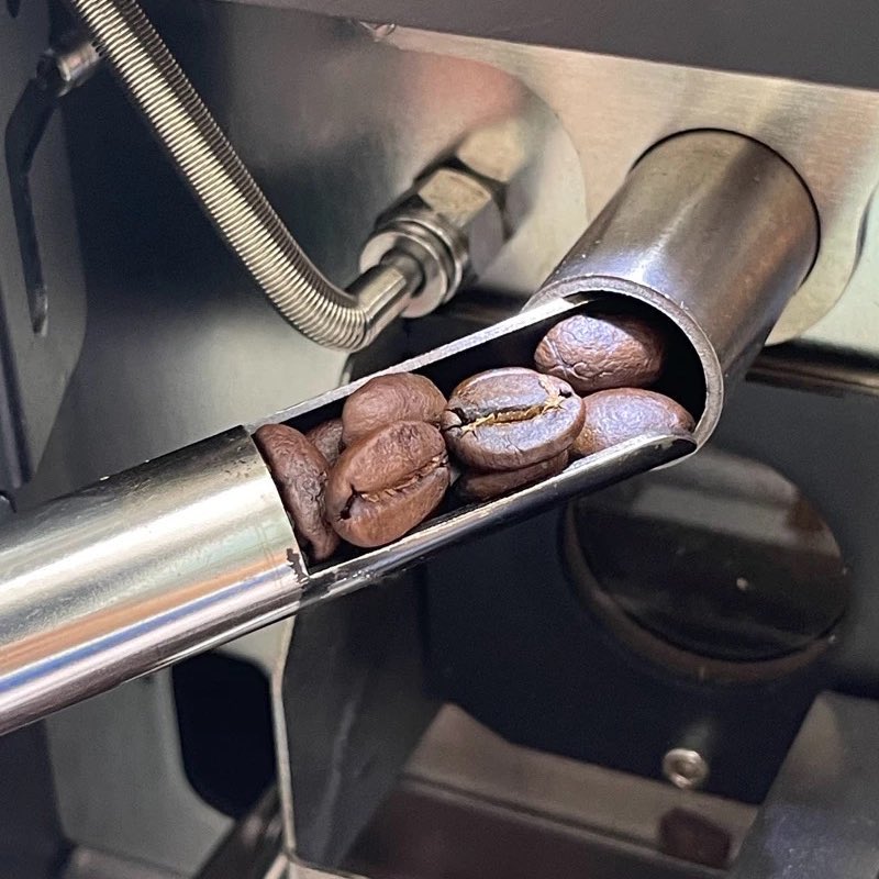 ก๊อกๆ วันนี้อยากมาฝากร้านเมล็ดกาแฟของเพื่อนเค้าเอง ปกติชีคั่วทำกินเองเป็น hobby แบบใจรัก💖💖 อยากให้ทุกคนมาลอง เพราะเค้าลองแล้วรับรองคุณภาพทุกถุง🪄✨

-บริการบดให้ด้วยน้าา
#chubbychoice