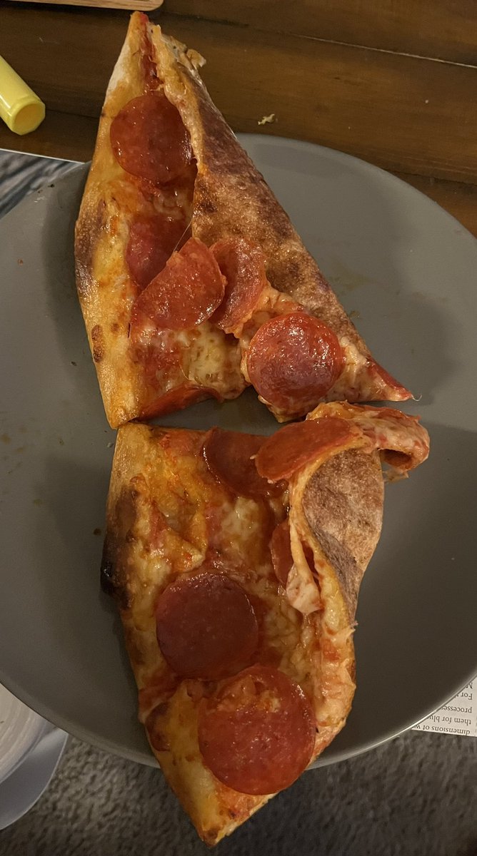 popeAdope's tweet photo. @DoorDash your dasher chose to lean my pizza up against my door vertically so all my slices got destroyed. What’s up with that?? 

@UberEats drivers are a lot more respectful! https://t.co/ntpAR1xLwJ