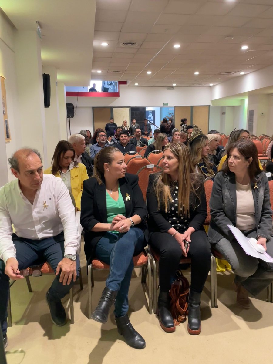 Adry_Cano's tweet photo. 📝 En el Concejo Deliberante de Las Heras, junto a los concejales Mabel Iannizzotto, Raul Ceverino y la diputada Veronica Valverde participamos de su reconocimiento por su aporte a una Ley que garantiza la atención integral de niños y niñas con cáncer.
#CamilaPacheco https://t.co/Vh4ksFPWvx