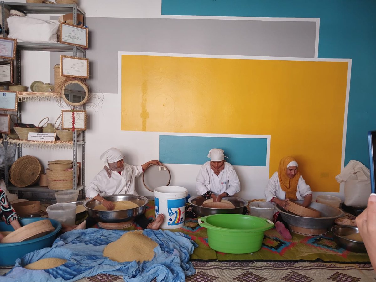 HajerBENGHANEM's tweet photo. #PRIMAProgram #Medwhealth #INRAT  #GDAAinBabouche preparing traditional #couscous using harvested raw materials #Svevo #Faridur.A beautiful blend of heritage #Sustainability and innovation  #MediterraneanCuisine #LocalCommunities
@medwhealth @DinaNajjar4 @Visio80 @FrancescoSEST15 https://t.co/GAPMDYyPlV