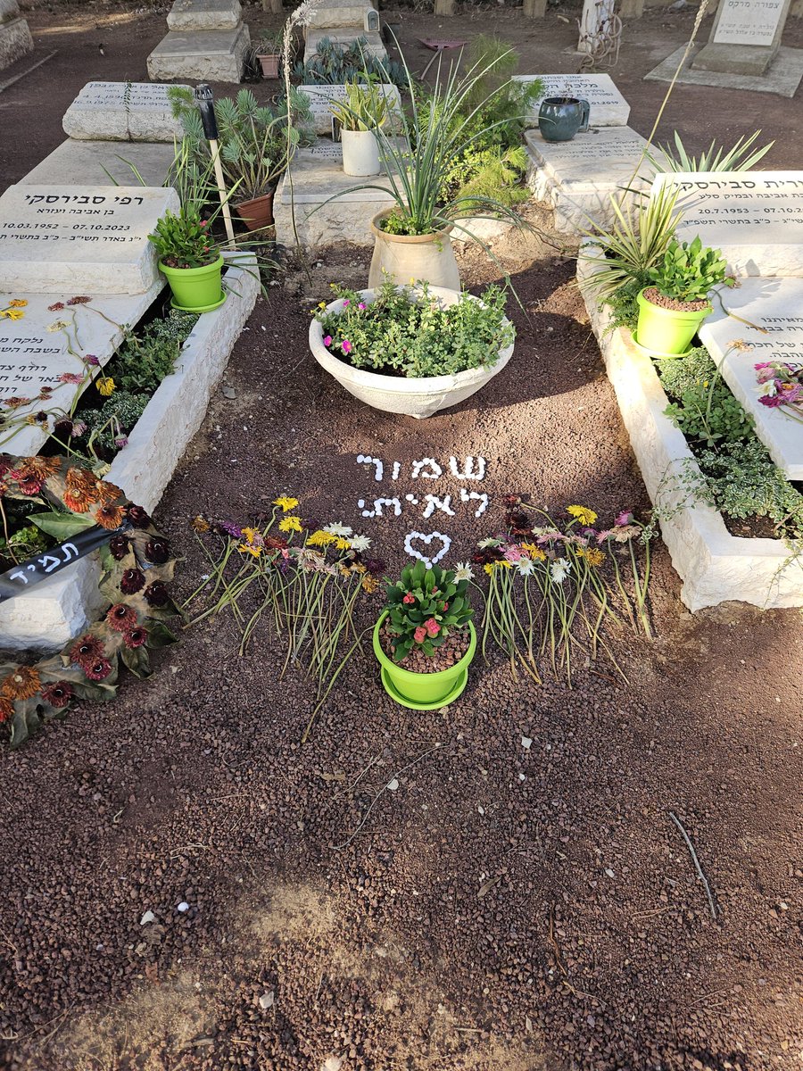 איפה יש עוד מקום בעולם שהורים שנרצחו ב-07.10 ונקברו מחכים לבן?

אורית ורפי סבירסקי נרצחו בבארי בשבת השחורה. איתי נחטף ונרצח בעזה.
אנחנו כל כך כואבים שאין לנו כוח לכעוס.
איתי, כולנו מחכים לך.
רפי ואורית ישאירו לך מקום ביניהם כדי לתת לך את כל האהבה שבעולם. 
בעולם של למעלה.