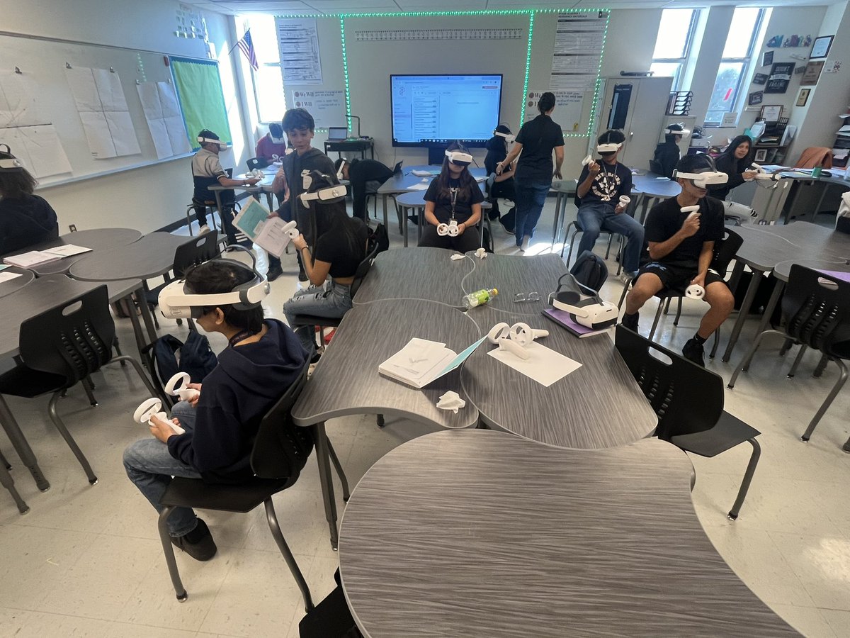 FORtheValley_DM's tweet photo. Algebra students with @Mrs_Ritch are exploring linear functions with prisms.
#FORtheValley https://t.co/HbjmOmigys