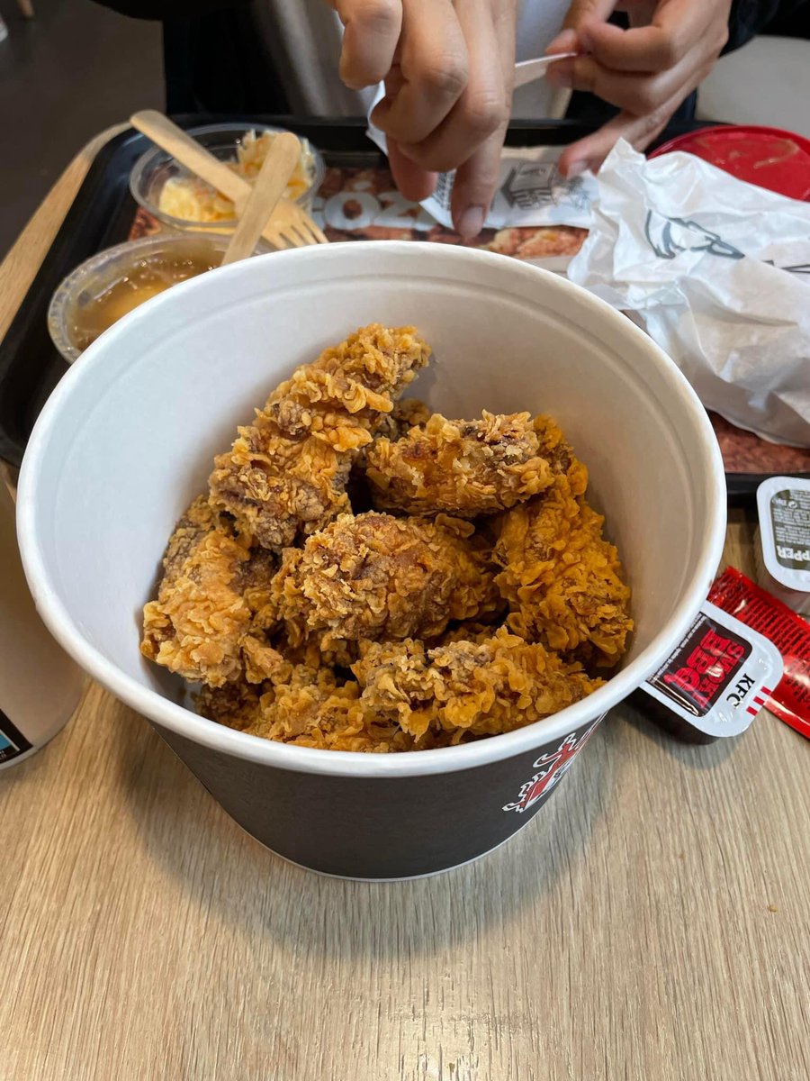 รีวิว KFC ทั่วโลก

ในยุโรป

- อังกฤษ : งั้นๆ กินกันตาย แต่ยังดีกว่าอาหารอังกฤษเยอะอยู่
- สาธารณรัฐเช็ก : อร่อย ไก่เนื้อแน่น ทอดกรอบ หนังดี ซอสดี กินเพลินมากแถมถูก เหมาะเอามากินแกล้มพิลสเนอร์เบียร์ของเช็ก
- อิตาลี : เค็ม ห่วย แพง อย่าหากิน ไปกินพาสต้าร้านลุงข้างทางยังดีกว่า