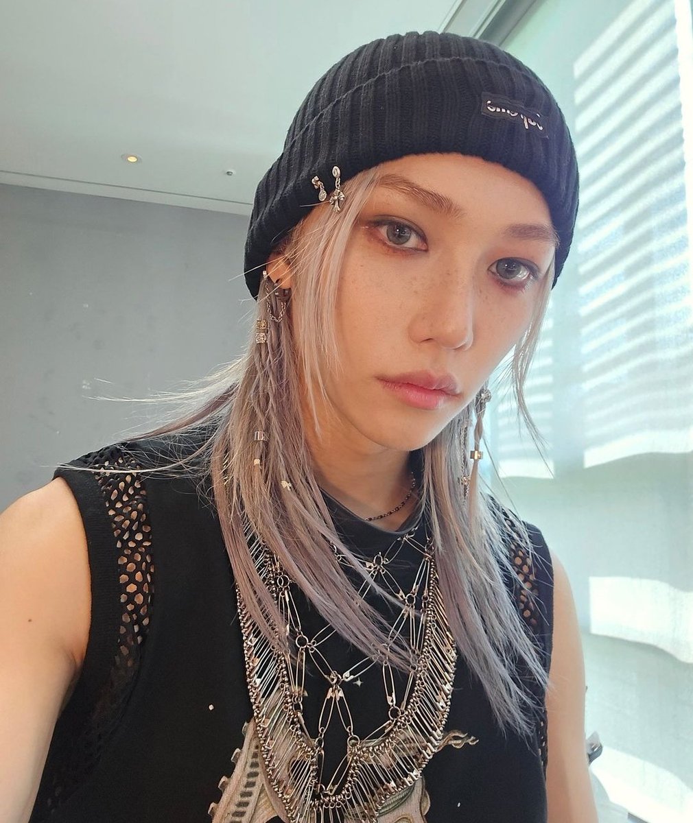 annhyunee's tweet image. Dos lesbianas van a colaborar